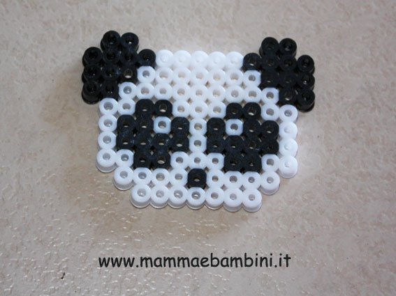 Perlinedastirare.it - Un tenero panda realizzato con le Hama beads